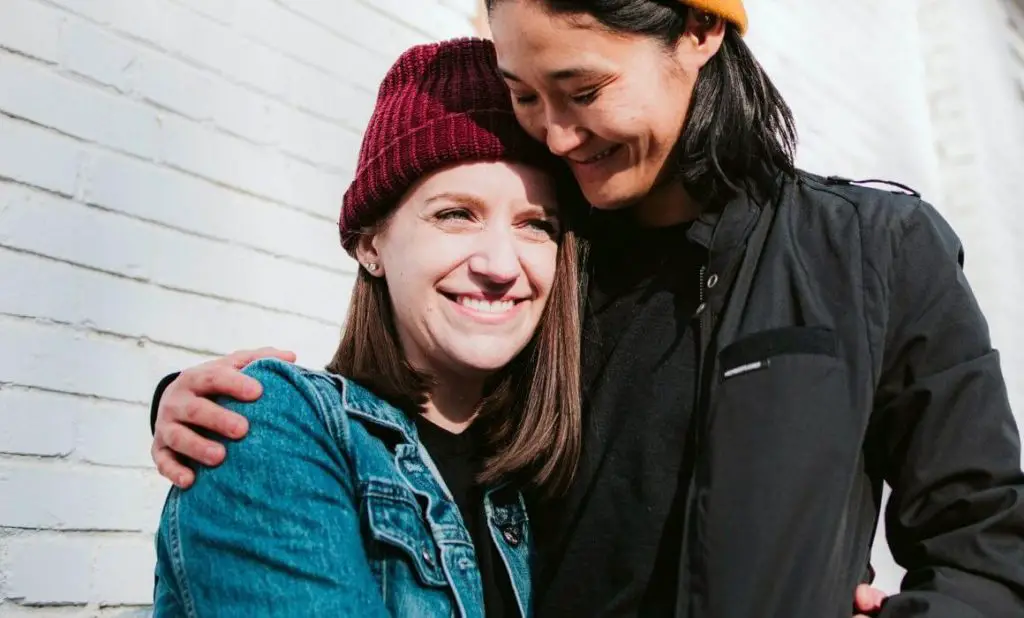 two women hugging in a conscious relationship. happytogetheranywhere.com